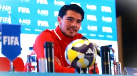 Bek Timnas Indonesia, Elkan Baggott, berbicara kepada media dalam sesi konferensi pers pada Kamis (26/3/2026) jelang laga FIFA Series 2026 Timnas Indonesia vs St Kitts and Nevis di Stadion Utama Gelora Bung Karno.(KOMPAS.com)