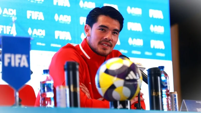 Bek Timnas Indonesia, Elkan Baggott, berbicara kepada media dalam sesi konferensi pers pada Kamis (26/3/2026) jelang laga FIFA Series 2026 Timnas Indonesia vs St Kitts and Nevis di Stadion Utama Gelora Bung Karno.(KOMPAS.com)