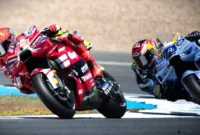 Marc Marquez (Ducati Lenovo Team) bersaing dengan Alex Marquez (Gresini Racing) dalam balapan MotoGP Spanyol di Sirkuit Jerez di Jerez de la Frontera, pada 26 April 2025. (Foto oleh JORGE GUERRERO / AFP)