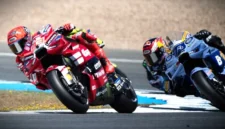 Marc Marquez (Ducati Lenovo Team) bersaing dengan Alex Marquez (Gresini Racing) dalam balapan MotoGP Spanyol di Sirkuit Jerez di Jerez de la Frontera, pada 26 April 2025. (Foto oleh JORGE GUERRERO / AFP)