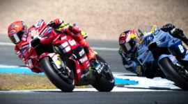 Marc Marquez (Ducati Lenovo Team) bersaing dengan Alex Marquez (Gresini Racing) dalam balapan MotoGP Spanyol di Sirkuit Jerez di Jerez de la Frontera, pada 26 April 2025. (Foto oleh JORGE GUERRERO / AFP)