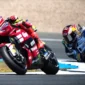 Marc Marquez (Ducati Lenovo Team) bersaing dengan Alex Marquez (Gresini Racing) dalam balapan MotoGP Spanyol di Sirkuit Jerez di Jerez de la Frontera, pada 26 April 2025. (Foto oleh JORGE GUERRERO / AFP)