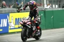 Pebalap Aprilia Racing, Jorge Martin, berselebrasi saat melewati garis finis di MotoGP Perancis 2026 di Le Mans, barat laut Prancis, pada 10 Mei 2026. (Foto oleh Loic VENANCE / AFP)