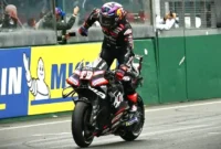 Pebalap Aprilia Racing, Jorge Martin, berselebrasi saat melewati garis finis di MotoGP Perancis 2026 di Le Mans, barat laut Prancis, pada 10 Mei 2026. (Foto oleh Loic VENANCE / AFP)