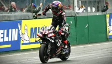 Pebalap Aprilia Racing, Jorge Martin, berselebrasi saat melewati garis finis di MotoGP Perancis 2026 di Le Mans, barat laut Prancis, pada 10 Mei 2026. (Foto oleh Loic VENANCE / AFP)