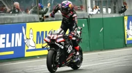 Pebalap Aprilia Racing, Jorge Martin, berselebrasi saat melewati garis finis di MotoGP Perancis 2026 di Le Mans, barat laut Prancis, pada 10 Mei 2026. (Foto oleh Loic VENANCE / AFP)