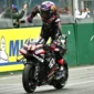 Pebalap Aprilia Racing, Jorge Martin, berselebrasi saat melewati garis finis di MotoGP Perancis 2026 di Le Mans, barat laut Prancis, pada 10 Mei 2026. (Foto oleh Loic VENANCE / AFP)