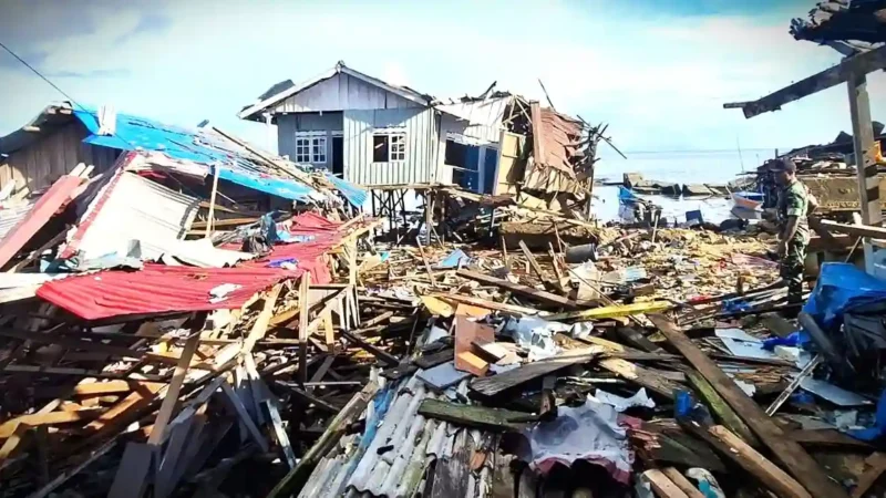 Tampak kerusakan akibat ledakan bom di Kampung Yenures, Distrik Biak Kota, Kabupaten Biak Numfor. (KOMPAS.com)