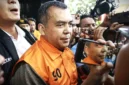 Wakil Menteri Imigrasi dan Pemasyarakatan (Imipas) Silmy Karim (tengah) berjalan dengan mengenakan rompi tahanan usai menjalani pemeriksaan di Gedung Merah Putih KPK, Jakarta, Kamis (4/6/2026). (ANTARA FOTO)