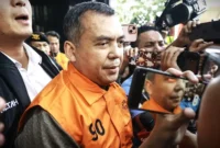 Wakil Menteri Imigrasi dan Pemasyarakatan (Imipas) Silmy Karim (tengah) berjalan dengan mengenakan rompi tahanan usai menjalani pemeriksaan di Gedung Merah Putih KPK, Jakarta, Kamis (4/6/2026). (ANTARA FOTO)