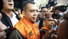 Wakil Menteri Imigrasi dan Pemasyarakatan (Imipas) Silmy Karim (tengah) berjalan dengan mengenakan rompi tahanan usai menjalani pemeriksaan di Gedung Merah Putih KPK, Jakarta, Kamis (4/6/2026). (ANTARA FOTO)