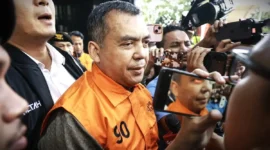 Wakil Menteri Imigrasi dan Pemasyarakatan (Imipas) Silmy Karim (tengah) berjalan dengan mengenakan rompi tahanan usai menjalani pemeriksaan di Gedung Merah Putih KPK, Jakarta, Kamis (4/6/2026). (ANTARA FOTO)