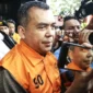 Wakil Menteri Imigrasi dan Pemasyarakatan (Imipas) Silmy Karim (tengah) berjalan dengan mengenakan rompi tahanan usai menjalani pemeriksaan di Gedung Merah Putih KPK, Jakarta, Kamis (4/6/2026). (ANTARA FOTO)