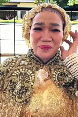 Menanti 15 Tahun, Jemaah Haji Gowa Tampil Anggun dengan Gaun Berkilau Rp8 Juta