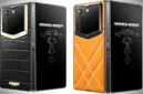 Vertu AlphaFold tersedia dalam berbagai pilihan material premium, mulai dari kulit anak sapi (calf skin), kulit buaya (alligator skin), hingga varian eksklusif yang dipadukan dengan emas 18 karat dan berlian. (GSM Arena)