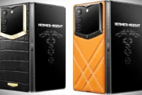 Vertu AlphaFold tersedia dalam berbagai pilihan material premium, mulai dari kulit anak sapi (calf skin), kulit buaya (alligator skin), hingga varian eksklusif yang dipadukan dengan emas 18 karat dan berlian. (GSM Arena)