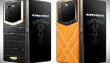Vertu AlphaFold tersedia dalam berbagai pilihan material premium, mulai dari kulit anak sapi (calf skin), kulit buaya (alligator skin), hingga varian eksklusif yang dipadukan dengan emas 18 karat dan berlian. (GSM Arena)