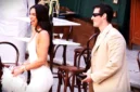 Dua Lipa mencuri perhatian di perayaan pernikahannya di Italia dengan gaun kulit anyaman putih Bottega Veneta yang modern dan elegan. (Instagram @voguemgzine)