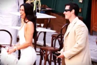 Dua Lipa mencuri perhatian di perayaan pernikahannya di Italia dengan gaun kulit anyaman putih Bottega Veneta yang modern dan elegan. (Instagram @voguemgzine)