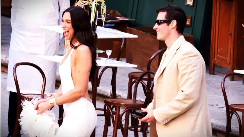 Dua Lipa mencuri perhatian di perayaan pernikahannya di Italia dengan gaun kulit anyaman putih Bottega Veneta yang modern dan elegan. (Instagram @voguemgzine)