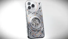 Model Portugieser yang dibuat untuk jam tangan IWC Portugieser Tourbillon Mystère Squelette. Casing ponsel ini dihiasi emas putih, ukiran tangan, berlian putih, dan safir oranye yang disesuaikan dengan desain tourbillon pada jam tangan tersebut.(Gizmochina)