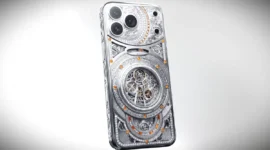 Model Portugieser yang dibuat untuk jam tangan IWC Portugieser Tourbillon Mystère Squelette. Casing ponsel ini dihiasi emas putih, ukiran tangan, berlian putih, dan safir oranye yang disesuaikan dengan desain tourbillon pada jam tangan tersebut.(Gizmochina)