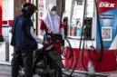 Petugas melayani pengisian bahan bakar minyak (BBM) jenis Pertamax di SPBU Pertamina Jalan Veteran, Semarang, Jawa Tengah, Rabu (10/6/2026).