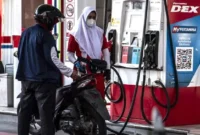 Petugas melayani pengisian bahan bakar minyak (BBM) jenis Pertamax di SPBU Pertamina Jalan Veteran, Semarang, Jawa Tengah, Rabu (10/6/2026).