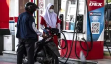 Petugas melayani pengisian bahan bakar minyak (BBM) jenis Pertamax di SPBU Pertamina Jalan Veteran, Semarang, Jawa Tengah, Rabu (10/6/2026).