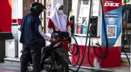 Petugas melayani pengisian bahan bakar minyak (BBM) jenis Pertamax di SPBU Pertamina Jalan Veteran, Semarang, Jawa Tengah, Rabu (10/6/2026).