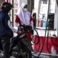 Petugas melayani pengisian bahan bakar minyak (BBM) jenis Pertamax di SPBU Pertamina Jalan Veteran, Semarang, Jawa Tengah, Rabu (10/6/2026).
