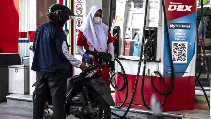 Petugas melayani pengisian bahan bakar minyak (BBM) jenis Pertamax di SPBU Pertamina Jalan Veteran, Semarang, Jawa Tengah, Rabu (10/6/2026).