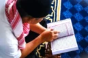 Ilustrasi membaca Al-Quran. Hukum melagukan bacaan Al-Quran. (Pexels)