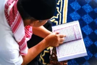 Ilustrasi membaca Al-Quran. Hukum melagukan bacaan Al-Quran. (Pexels)