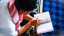 Ilustrasi membaca Al-Quran. Hukum melagukan bacaan Al-Quran. (Pexels)
