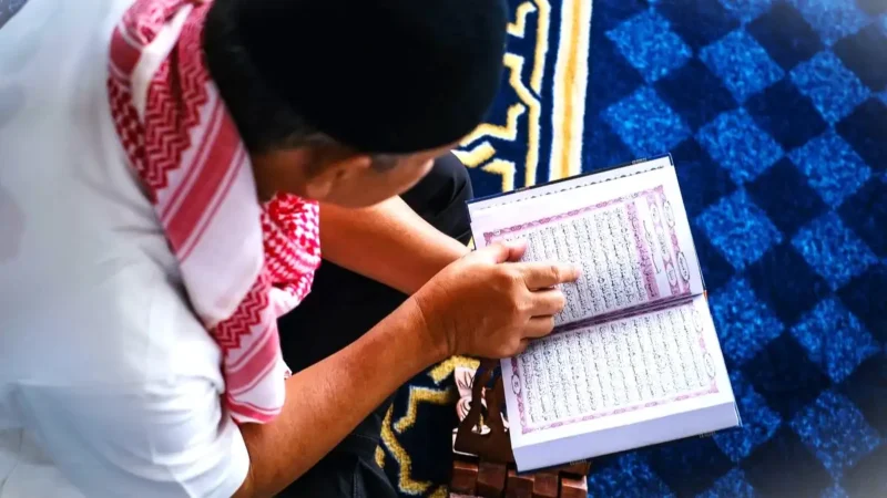 Ilustrasi membaca Al-Quran. Hukum melagukan bacaan Al-Quran. (Pexels)