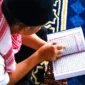 Ilustrasi membaca Al-Quran. Hukum melagukan bacaan Al-Quran. (Pexels)