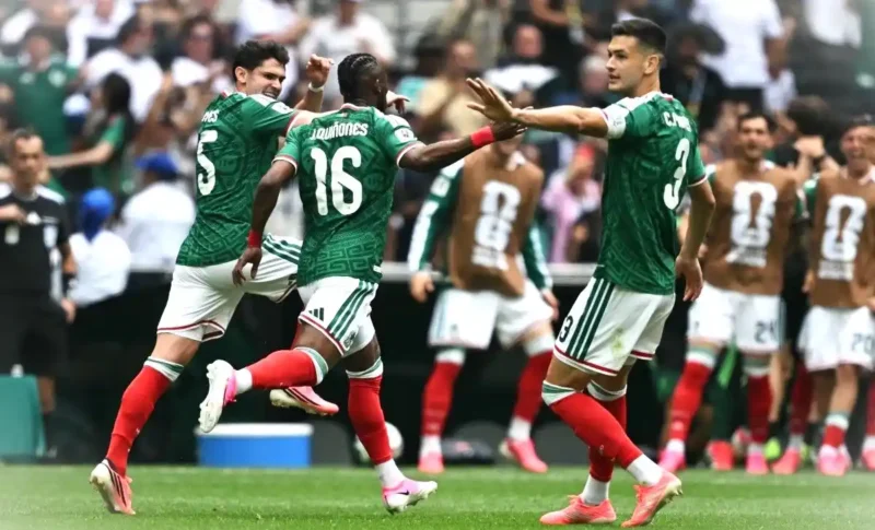 Julian Quinones merayakan gol pertama timnya dalam pertandingan sepak bola Grup A Piala Dunia 2026 antara Meksiko vs Afrika Selatan di Stadion Azteca Mexico City pada 11 Juni 2026. (Foto oleh Yuri CORTEZ / AFP)(AFP/YURI CORTEZ)