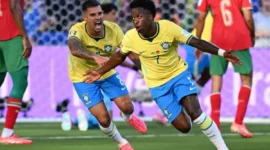 Vinicius Junior (kanan) merayakan gol pertama timnya dalam pertandingan sepak bola Grup C Piala Dunia 2026 Brasil vs Maroko di Stadion New York/New Jersey di East Rutherford pada 13 Juni 2026. (Foto oleh Jewel SAMAD / AFP)(AFP/JEWEL SAMAD)