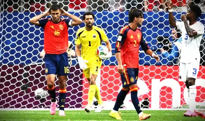Gelandang timnas Spanyol Rodri bereaksi di samping kiper Tanjung Verde Vozinha (tengah) setelah gagal memanfaatkan peluang gol pada laga Grup H Piala Dunia 2026 antara Spanyol dan Tanjung Verde di Stadion Atlanta, Atlanta, pada 15 Juni 2026.(AFP/ROBERTO SCHMIDT)