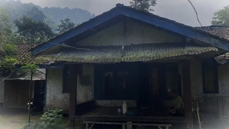 Kediaman Mbah Sarnuh, rumah dengan Listrik Rp.0 di Sukabumi. (KOMPAS.com)