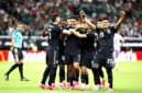 Guillermo Martinez (tengah, depan) dari Meksiko bersaing dengan Tomas Holes (kanan, depan) dari Republik Ceko selama pertandingan Grup A antara Republik Ceko dan Meksiko di Piala Dunia FIFA 2026 di Stadion Kota Meksiko, Kota Meksiko, Meksiko, Kamis (25/6/2026) pagi WIB.(Xinhua/Li Muzi)
