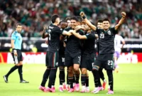 Guillermo Martinez (tengah, depan) dari Meksiko bersaing dengan Tomas Holes (kanan, depan) dari Republik Ceko selama pertandingan Grup A antara Republik Ceko dan Meksiko di Piala Dunia FIFA 2026 di Stadion Kota Meksiko, Kota Meksiko, Meksiko, Kamis (25/6/2026) pagi WIB.(Xinhua/Li Muzi)