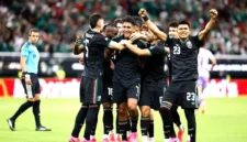 Guillermo Martinez (tengah, depan) dari Meksiko bersaing dengan Tomas Holes (kanan, depan) dari Republik Ceko selama pertandingan Grup A antara Republik Ceko dan Meksiko di Piala Dunia FIFA 2026 di Stadion Kota Meksiko, Kota Meksiko, Meksiko, Kamis (25/6/2026) pagi WIB.(Xinhua/Li Muzi)