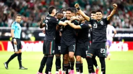 Guillermo Martinez (tengah, depan) dari Meksiko bersaing dengan Tomas Holes (kanan, depan) dari Republik Ceko selama pertandingan Grup A antara Republik Ceko dan Meksiko di Piala Dunia FIFA 2026 di Stadion Kota Meksiko, Kota Meksiko, Meksiko, Kamis (25/6/2026) pagi WIB.(Xinhua/Li Muzi)