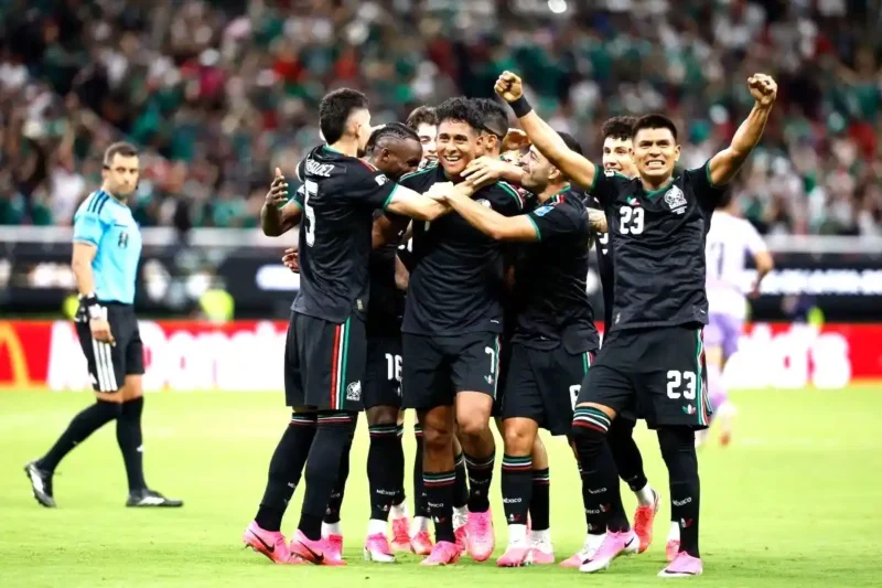 Guillermo Martinez (tengah, depan) dari Meksiko bersaing dengan Tomas Holes (kanan, depan) dari Republik Ceko selama pertandingan Grup A antara Republik Ceko dan Meksiko di Piala Dunia FIFA 2026 di Stadion Kota Meksiko, Kota Meksiko, Meksiko, Kamis (25/6/2026) pagi WIB.(Xinhua/Li Muzi)