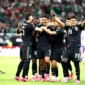Guillermo Martinez (tengah, depan) dari Meksiko bersaing dengan Tomas Holes (kanan, depan) dari Republik Ceko selama pertandingan Grup A antara Republik Ceko dan Meksiko di Piala Dunia FIFA 2026 di Stadion Kota Meksiko, Kota Meksiko, Meksiko, Kamis (25/6/2026) pagi WIB.(Xinhua/Li Muzi)