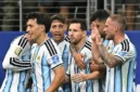 Lionel Messi (tengah) merayakan gol dengan rekan satu timnya dalam pertandingan sepak bola Grup J Piala Dunia 2026 Argentina vs Austria di Stadion Dallas di Arlington pada 22 Juni 2026. (Foto oleh Paul ELLIS / AFP)(AFP/PAUL ELLIS)