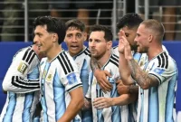 Lionel Messi (tengah) merayakan gol dengan rekan satu timnya dalam pertandingan sepak bola Grup J Piala Dunia 2026 Argentina vs Austria di Stadion Dallas di Arlington pada 22 Juni 2026. (Foto oleh Paul ELLIS / AFP)(AFP/PAUL ELLIS)