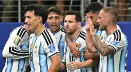 Lionel Messi (tengah) merayakan gol dengan rekan satu timnya dalam pertandingan sepak bola Grup J Piala Dunia 2026 Argentina vs Austria di Stadion Dallas di Arlington pada 22 Juni 2026. (Foto oleh Paul ELLIS / AFP)(AFP/PAUL ELLIS)